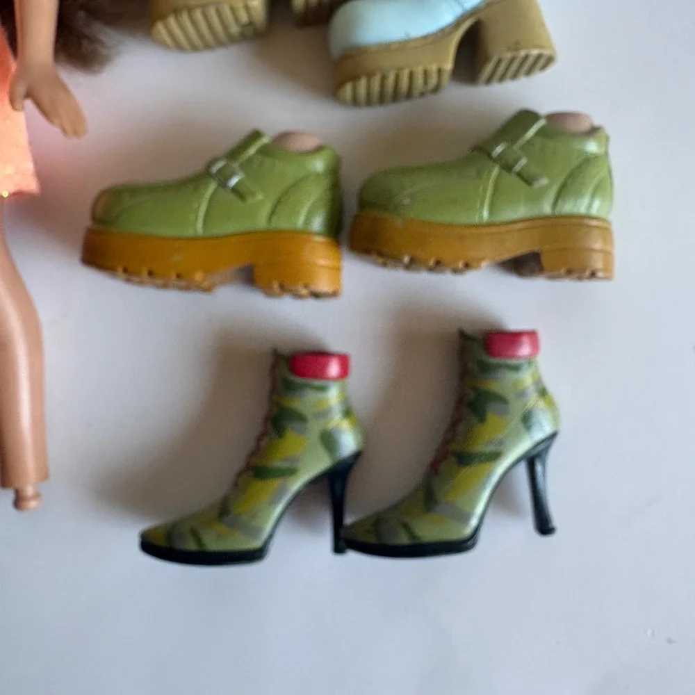 Y2K Bratz Yasmin Doll 2001 MGA Peach Dress with 4 Pairs Shoes Lot Camo Boots